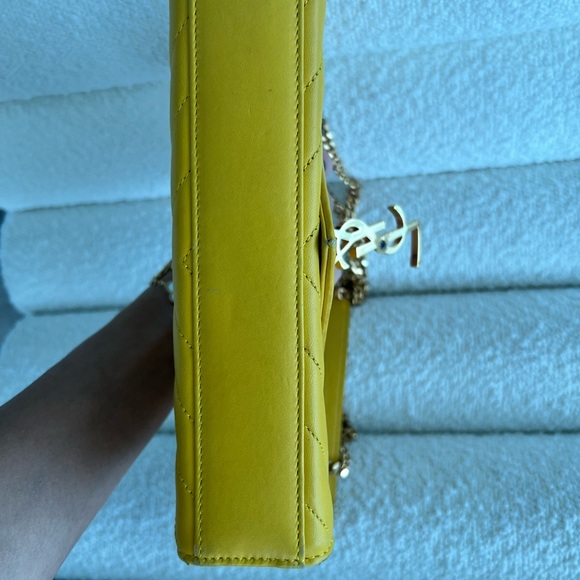 Saint Laurent Classic Monogram Satchel Matelasse Chevron
Leather Small yellow - Picture 4 of 7